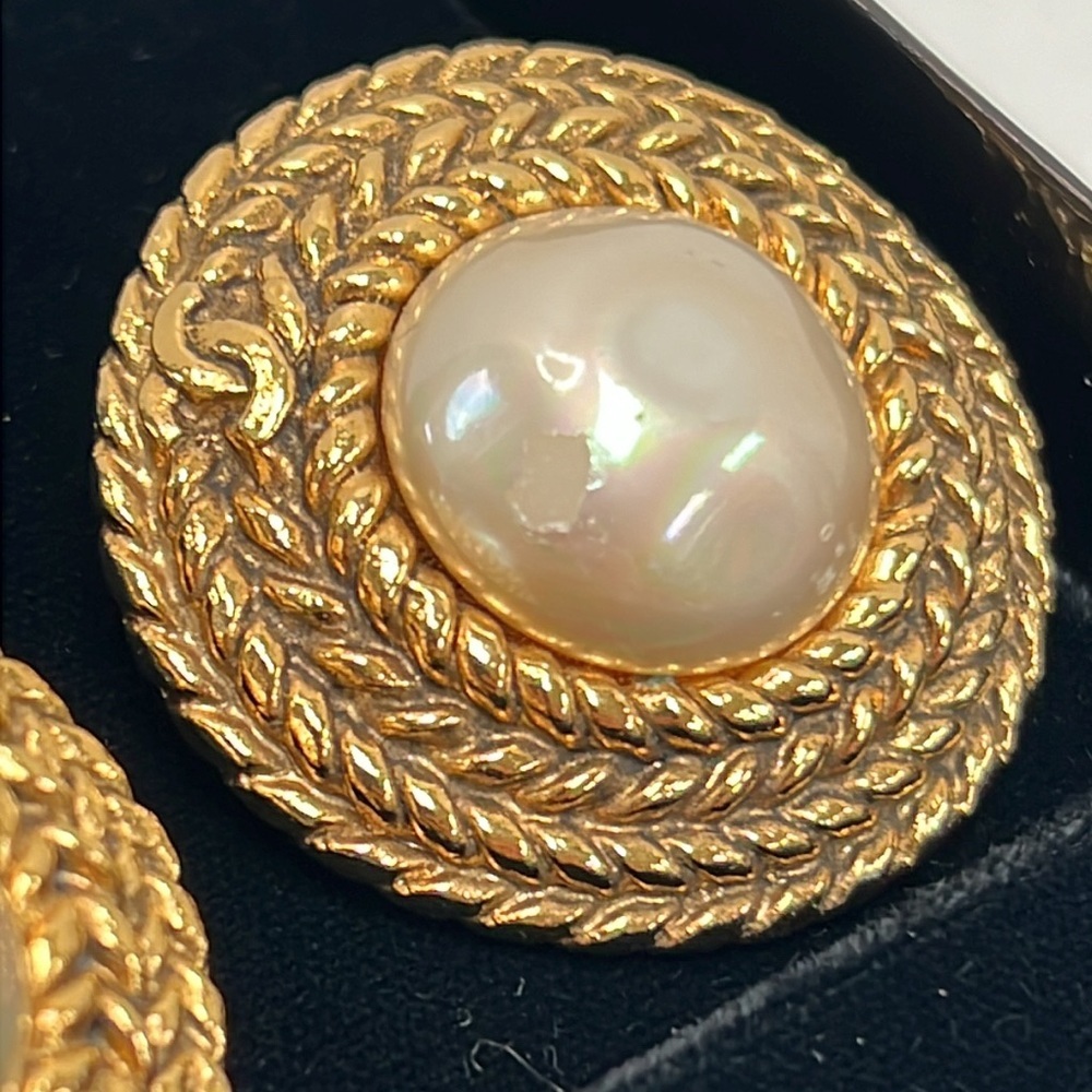 ✨ Vintage Chanel Gold Tone & Faux Pearl Clip-On Earrings – Classic Rope Design - Picture 8 of 8